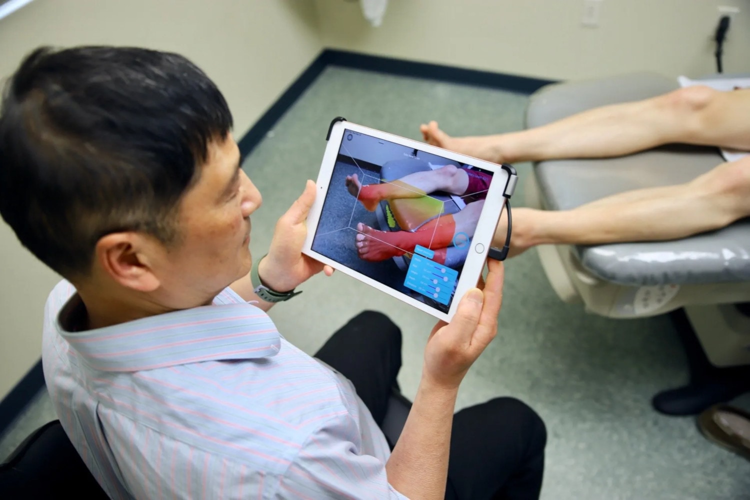 Dr. Jengyu Lai evaluating a patient's foot and ankle at Rochester Clinic